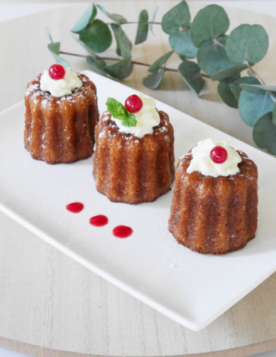 Présentation de dessert avec nos Canelés